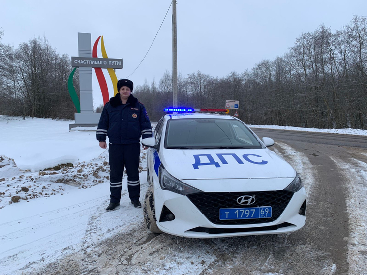 В Тверской области инспектор ДПС помог пострадавшим выбраться из перевернувшегося авто