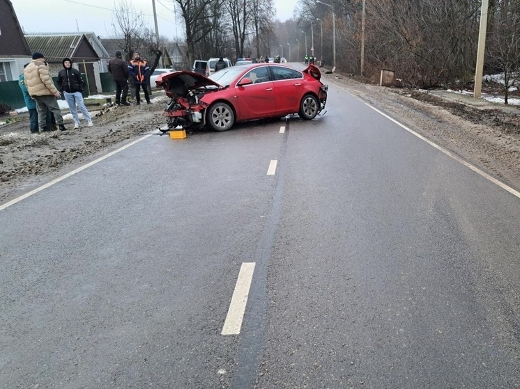 В Орловской области иномарка врезалась в дерево