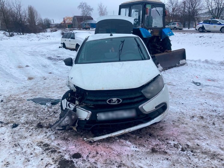 В Воронежской области скончался 29-летний водитель "Лады Гранта", выпав из падающей в кювет машины