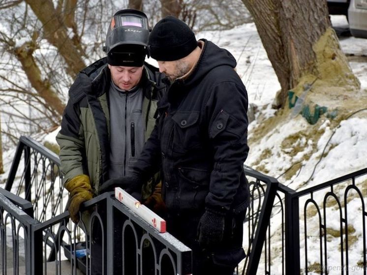 Пензенские единороссы проверили новую лестницу у памятника Первопоселенцу