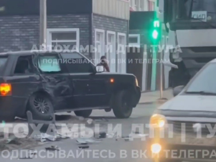 В Туле внедорожник Range Rover врезался в грузовик Mercedes у здания суда