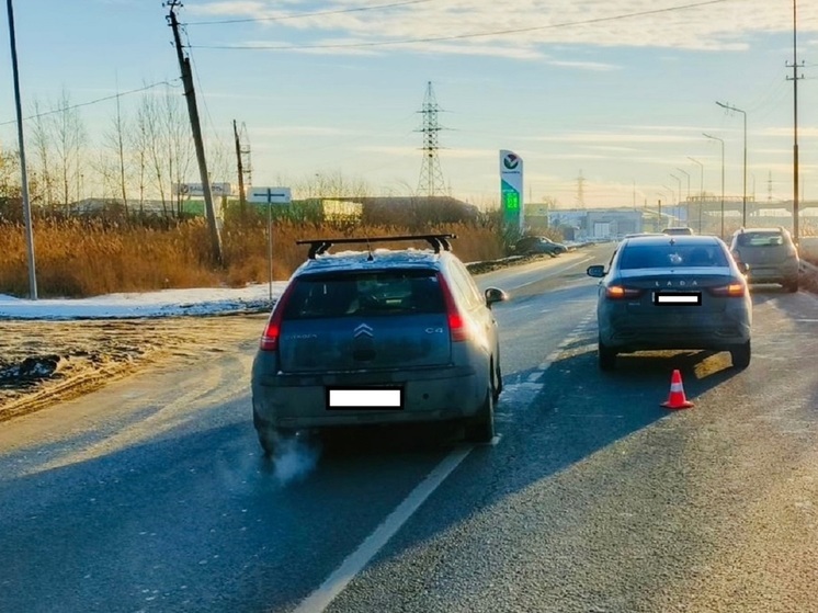 «Лада Веста» в Кургане сбила двух пешеходов, проехав на красный