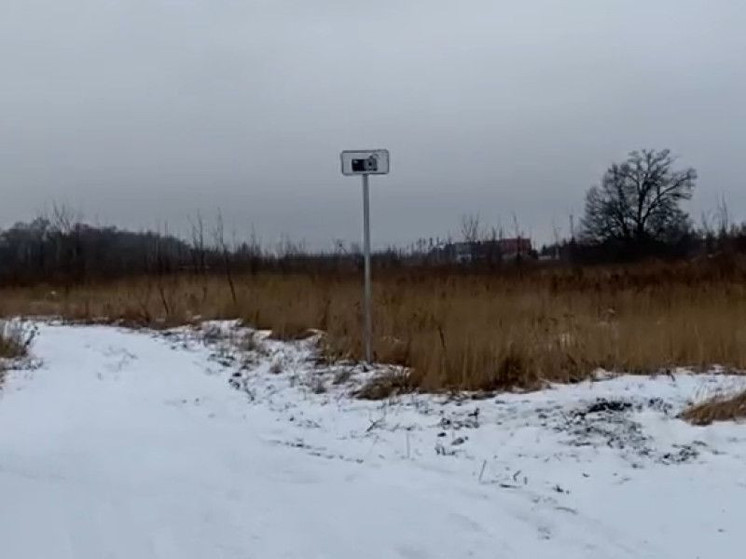 Дорожный знак фотофиксации нарушений ПДД заметили в поле под Рязанью