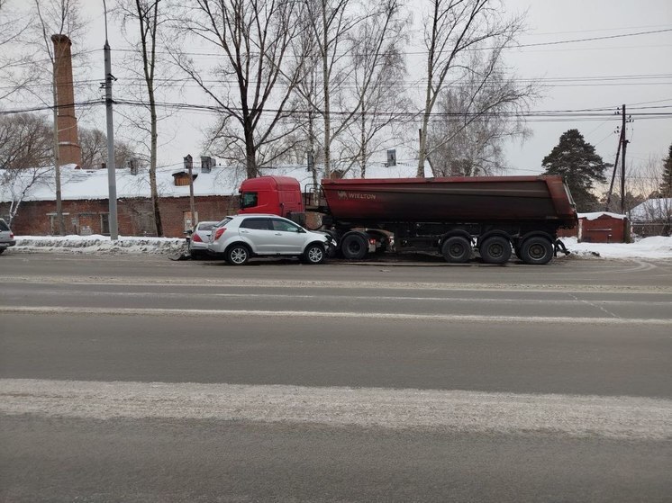 Трое томичей ранены в ДТП в микрорайоне Каштак