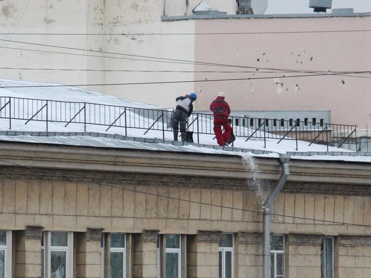 Северянам посоветовали проверять подрядчиков перед уборкой снега с крыш