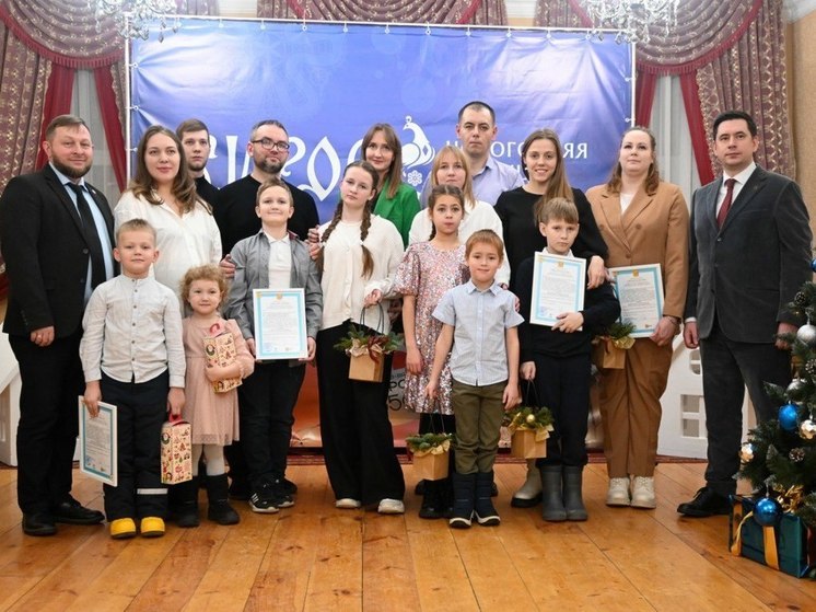 В торжественной обстановке Дома Витберга состоялось вручение свидетельств на приобретение или строительство жилья шести молодым семьям Кирова