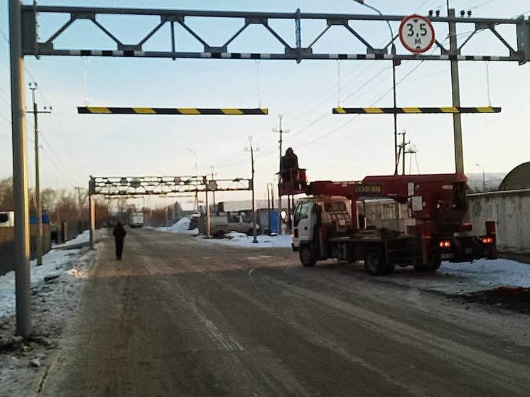 В Новосибирске установили три новых ограничителя для грузовиков на улице Малыгина