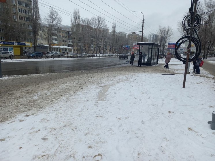 В Энгельсе кафельный пол посреди тротуара грозит жителям переломами