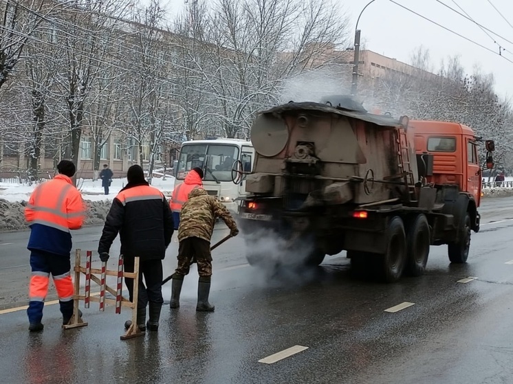 Городские власти считают, что благоприятные погодные условия помогут провести ямочный ремонт городских трасс