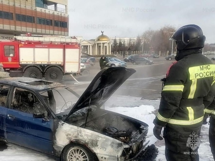 В Орле на парковке у «Гринна» полыхала машина