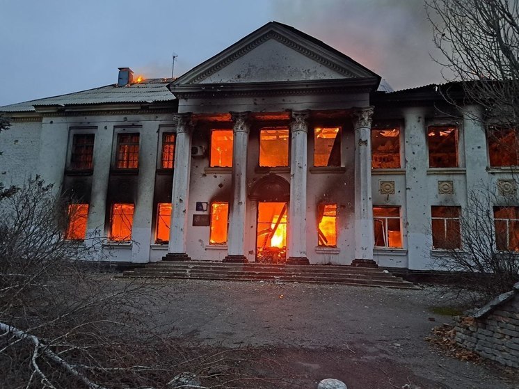 Школа в Новой Каховке, атакованная вчера вечером, сгорела