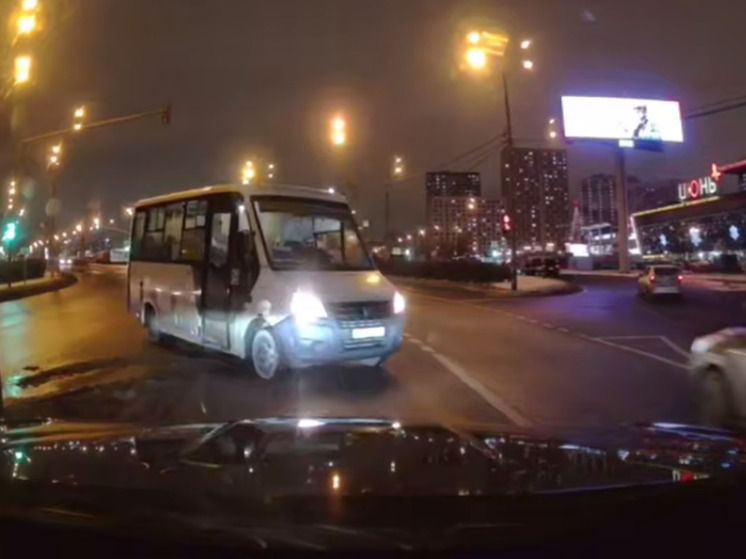 В Мытищах водитель маршрутки выехал на встречку, создав аварийную ситуацию на дороге