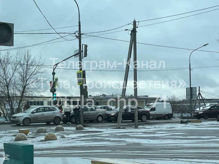 На Одоевском шоссе в Туле автомобили столкнулись «паровозиком»