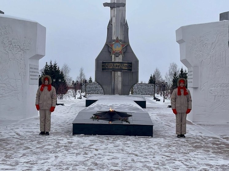 В Тобольске несут «Вахту памяти» у Вечного огня