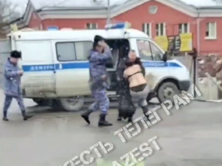 В Щекине наряду Росгвардии пришлось скручивать женщину у бара «Гудвин»