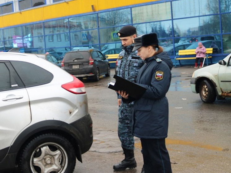 В Чудовском районе судебные приставы арестовали за долги Hyundai Solaris и Lexus