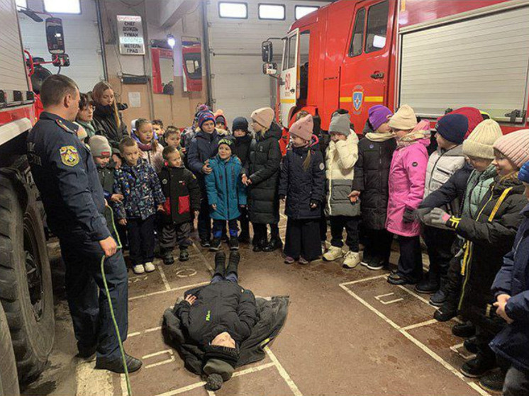 В Волхове прошел урок первой помощи для школьников в пожарной части