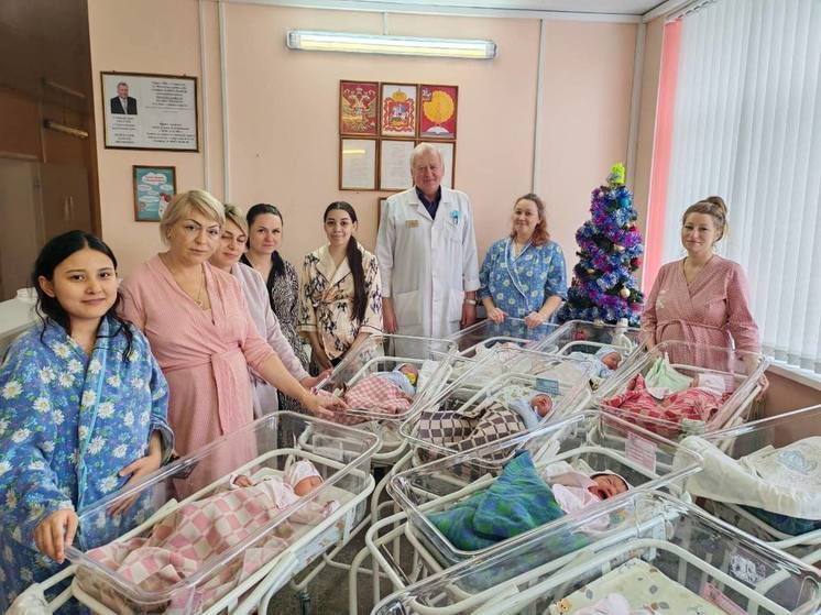 В Серпуховском роддоме наряжают родившихся в канун Нового года детей
