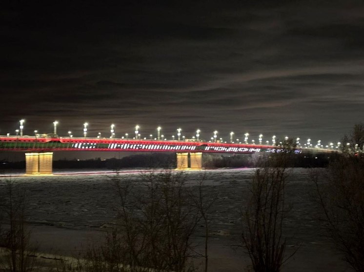 В Омске на метромосту появилось поздравление с Новым годом