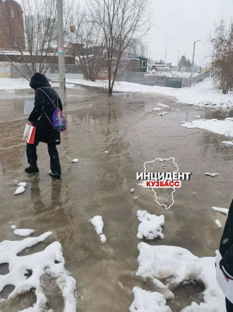  Кемеровчане жалуются на "каток" возле одной из школ