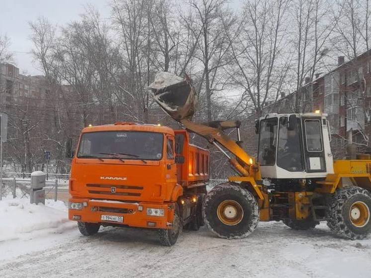 В Омске после ночного снегопада усилили работу по расчистке дорог