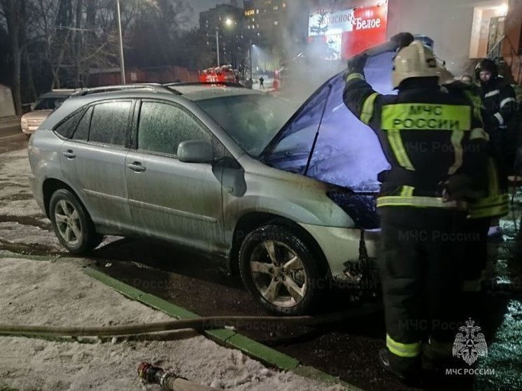 В Брянске на Федюнинского потушили вспыхнувший автомобиль