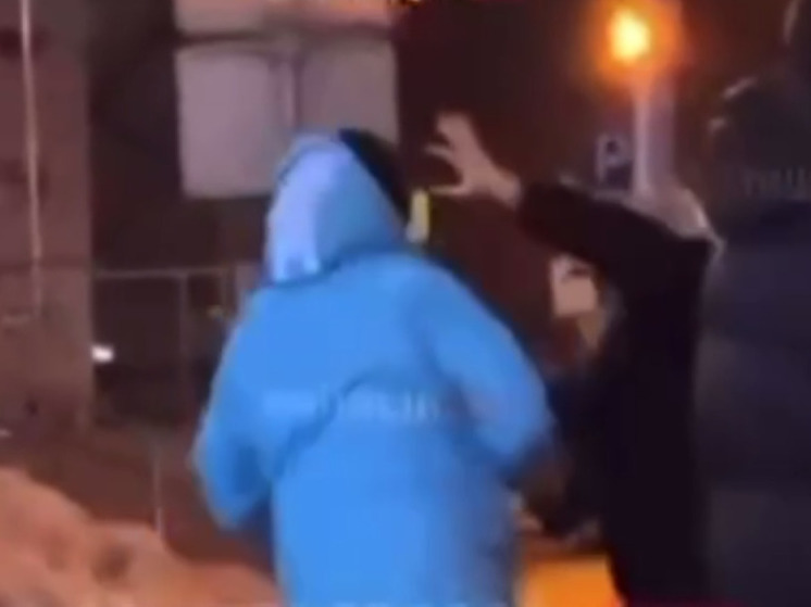 Полиция разыскивает курьера за избиение девушки в Мытищах