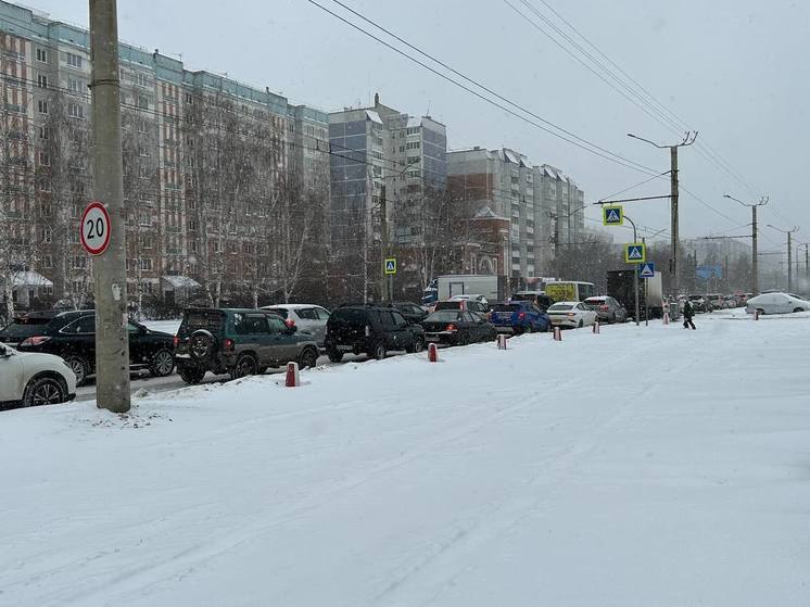 Традиционные предновогодние пробки сковали Барнаул днем 28 декабря