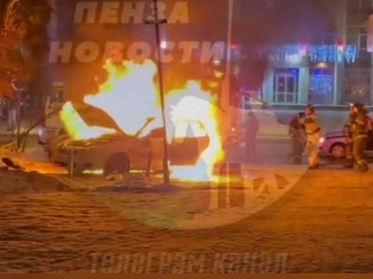 В Пензе рядом с Домом Молодежи загорелся автомобиль