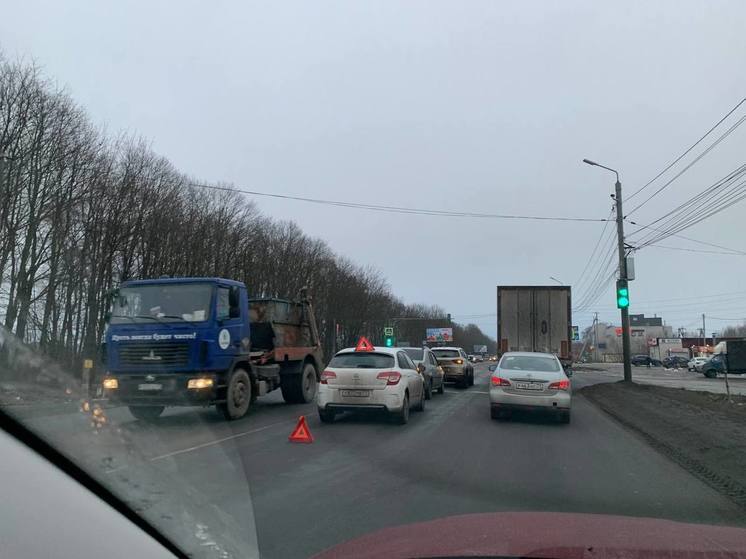 В Туле на Новомосковском шоссе столкнулись три иномарки