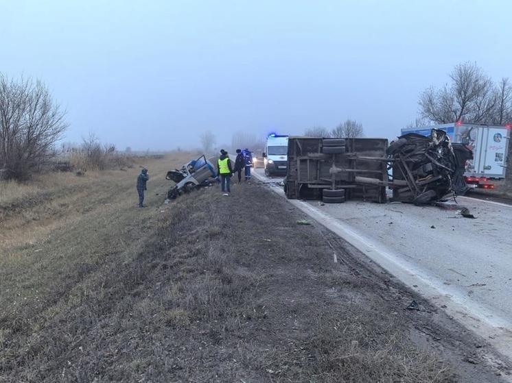 Грузовик опрокинулся на бок после ДТП в Ростовской области