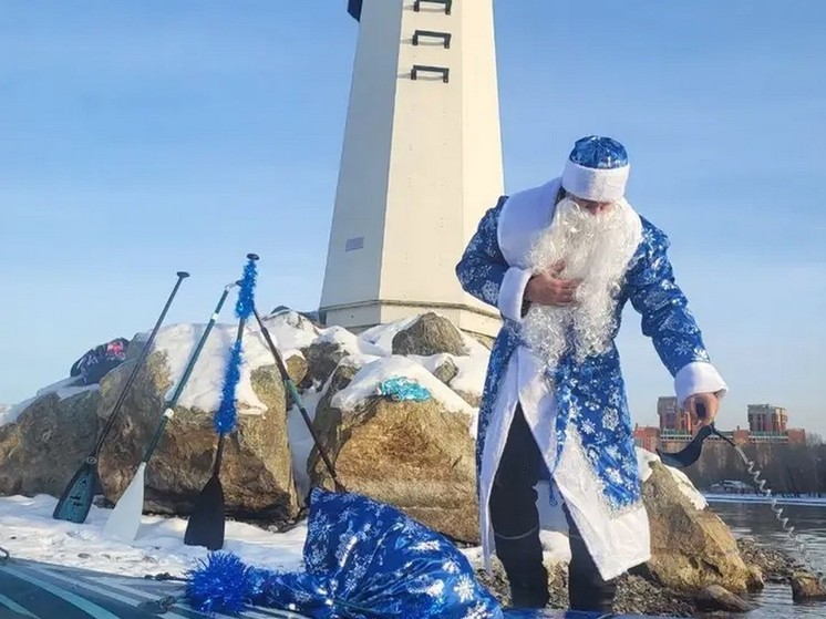 Заплыв на сапах устроили Деды Морозы в Красноярске