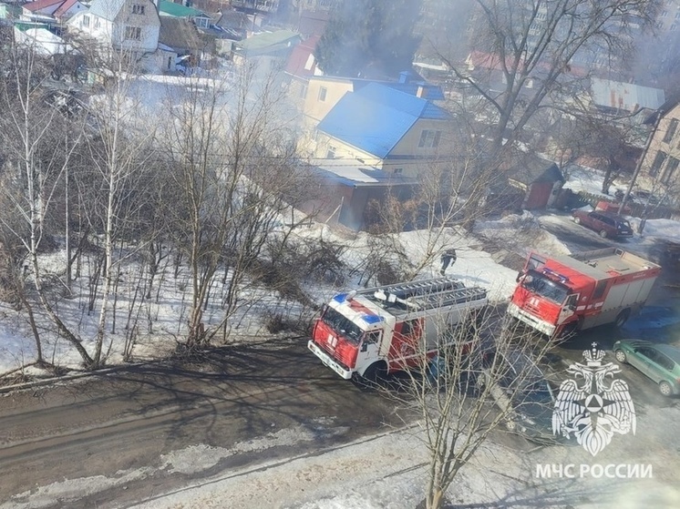 В Орле женщина не могла попасть в квартиру из-за захлопнувшейся балконной двери