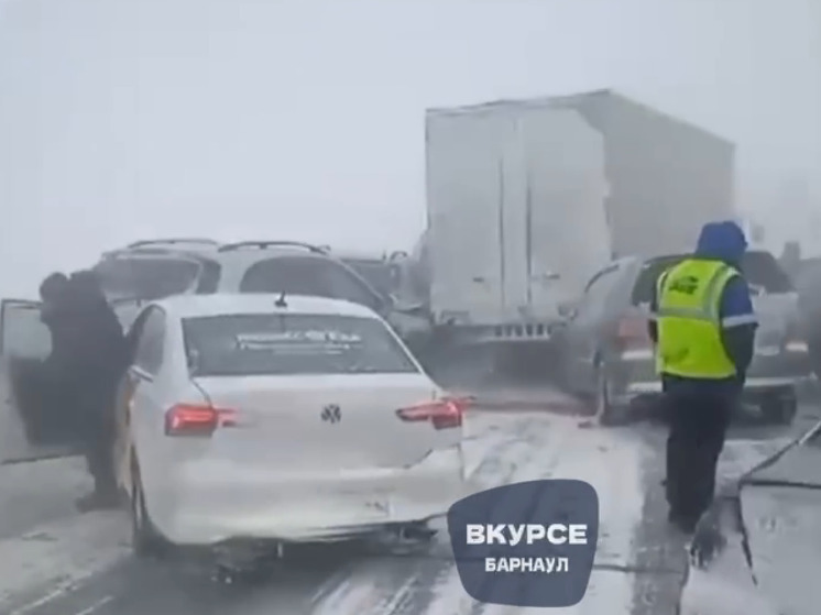 Соцсети: массовое ДТП под Бийском заблокировало движение на алтайской трассе