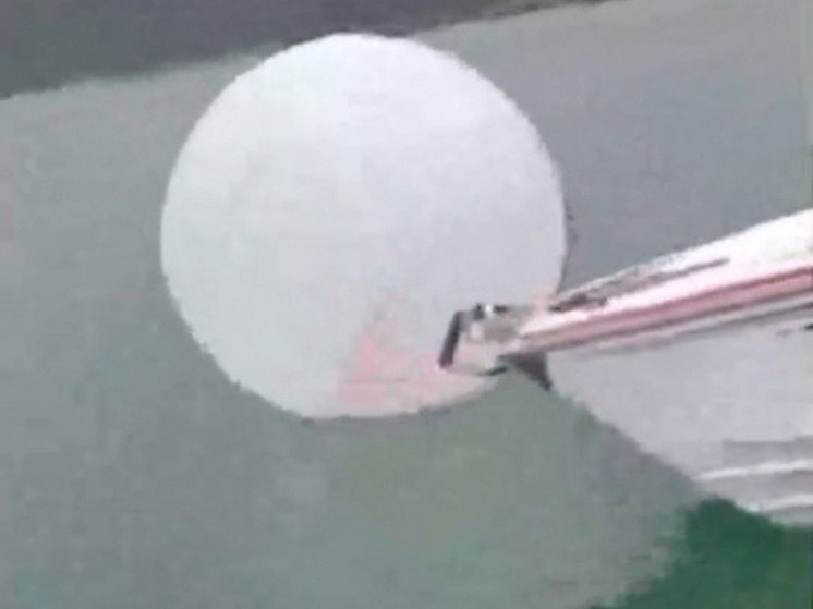 В Бразилии мальчика в надувном шаре утащило течением в море