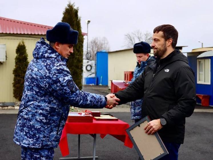 Эдуард Исаков поздравил полицейских с Новым годом