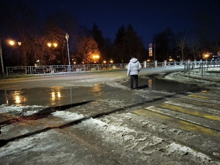 Огромная лужа мешает пешеходам на перекрестке Горького и Герцена в Петрозаводске