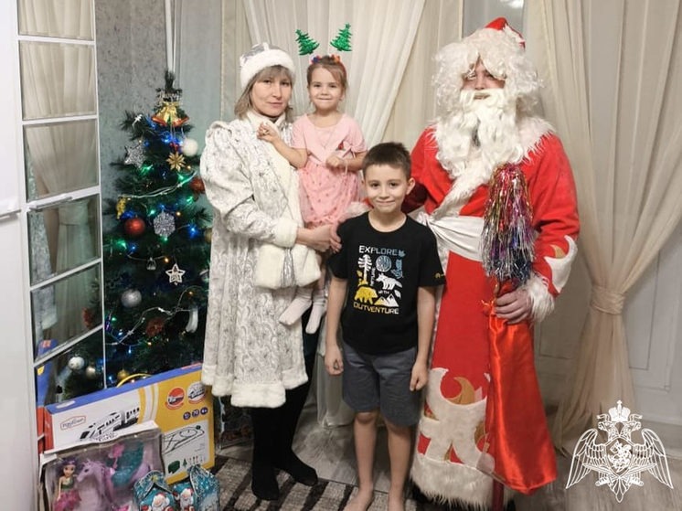 «Дед Мороз специального назначения» поздравил детей Липецких росгвардейцев