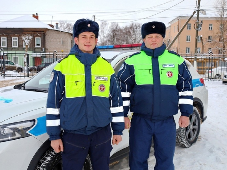 Костромские спасения: автоинспекторы не дали утонуть автомобилистке из Калужской области