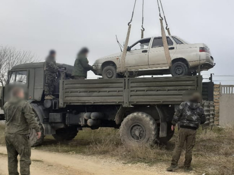 Из Крыма в зону СВО передали два конфискованных автомобиля