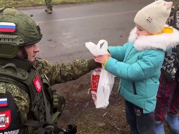 В курском приграничье военная полиция доставила детям новогодние подарки