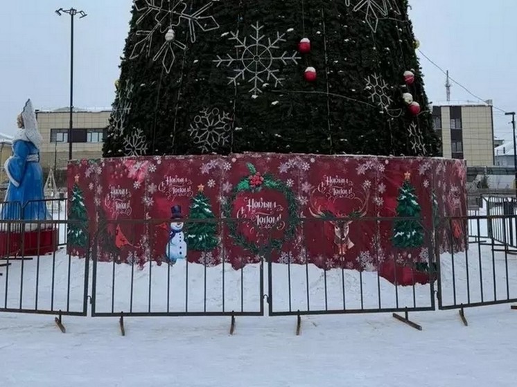 В Канске установили забор вокруг новогодней елки для защиты от вандалов