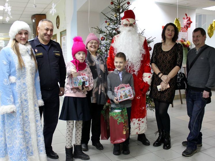 Дед Мороз и Снегурочка из ФССП исполнили заветные мечты маленьких смолян