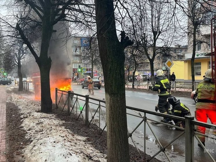 Автомобиль вспыхнул на Минеральной улице в Старой Руссе