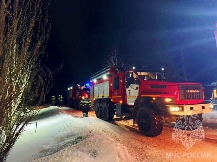 В Омском районе горел двухквартирный дом: трем людям удалось выбраться