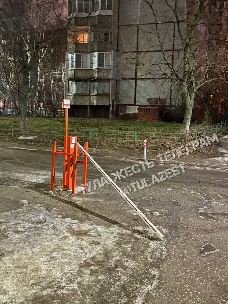 В Туле на улице Арсенальной неизвестный снес шлагбаум