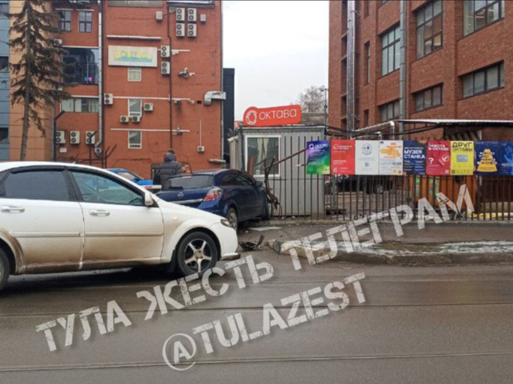 Автомобиль протаранил проходную тульского кластера «Октава»