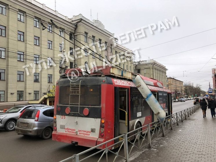 В Туле на улице 9 Мая у троллейбуса отвалился кусок крыши