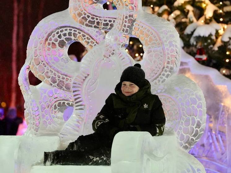 Ледовый городок с горками и лабиринтом открыли в Губкинском