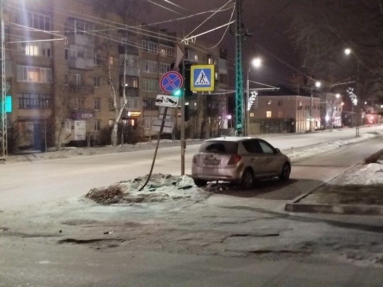 Автомобиль врезался в столб на злополучном перекрестке в Петрозаводске